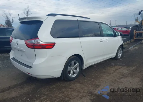 2017 Toyota Sienna Le 8 Passenger z USA, uszkodzony, nr VIN 5TDKZ3DC6HS884832